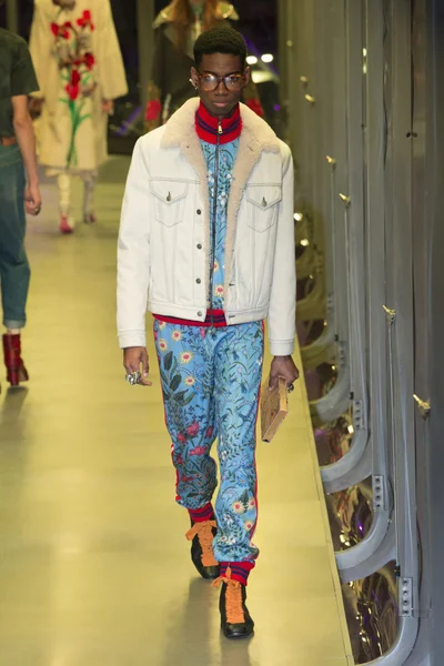 Look 100